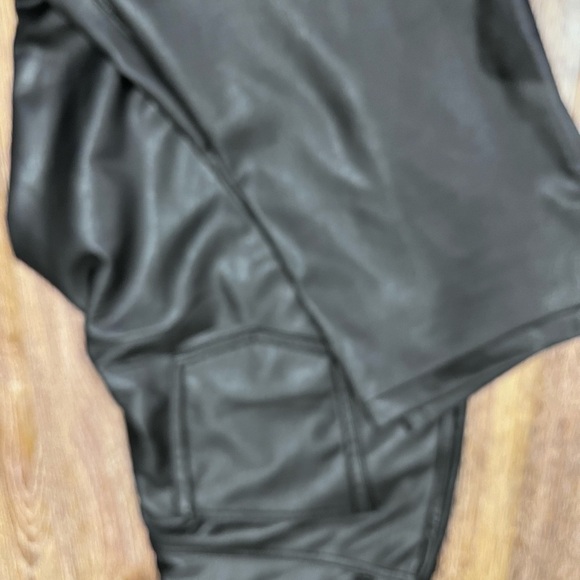 FAUX leather pant size 14 petite black with pocket straight leg - Picture 5 of 7